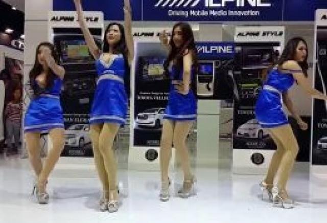 バンコク モーターショウ 2015でのよくわからない奇妙なダンス TOYOTA アルパイン Alpine Bangkok Motor Show